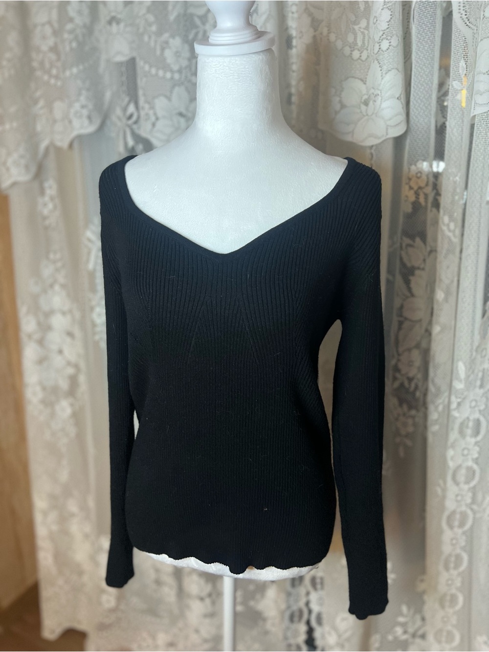 Aiko Black Ribbed V-Neck Sweater Large